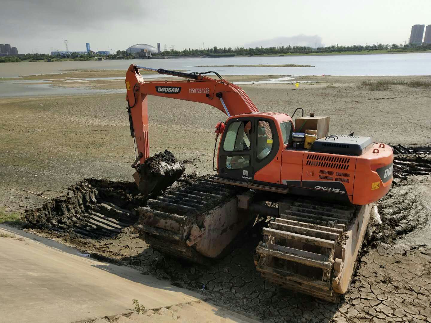 
湿地沼泽地挖掘机租赁高清图